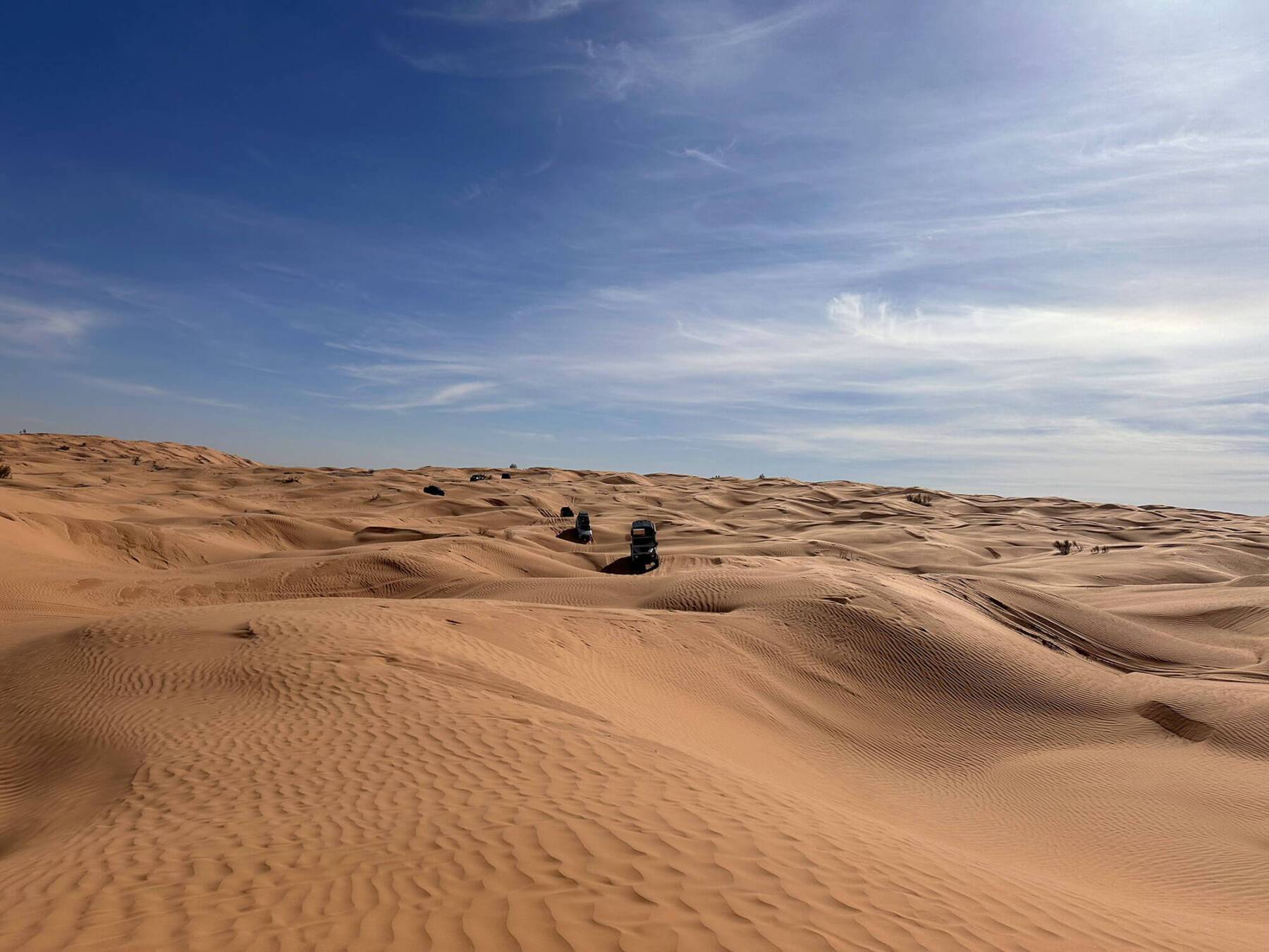 4x4 Geländewagen bei Offroad Reise in der Sahara Tunesiens